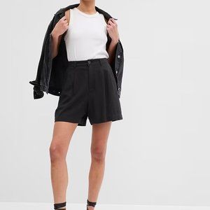 Gap: 5" High Rise Pleated Linen Shorts